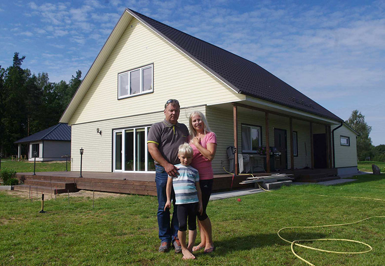 Luiga Urmo ja Kati üten poja Robertiga vahtsõ kodomaja man Rõugõn.