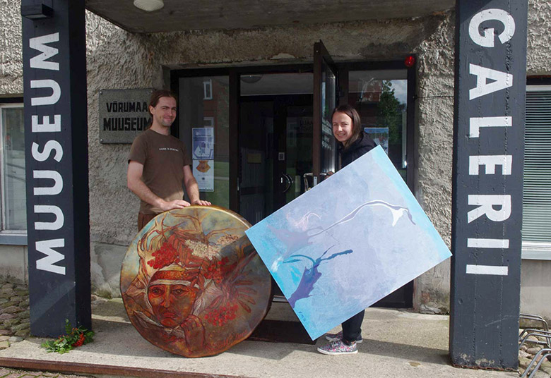 Raagi Andrus Prangli Anne maalitu trummiga ja Huulõ Jana Liivati Lola maaliga.