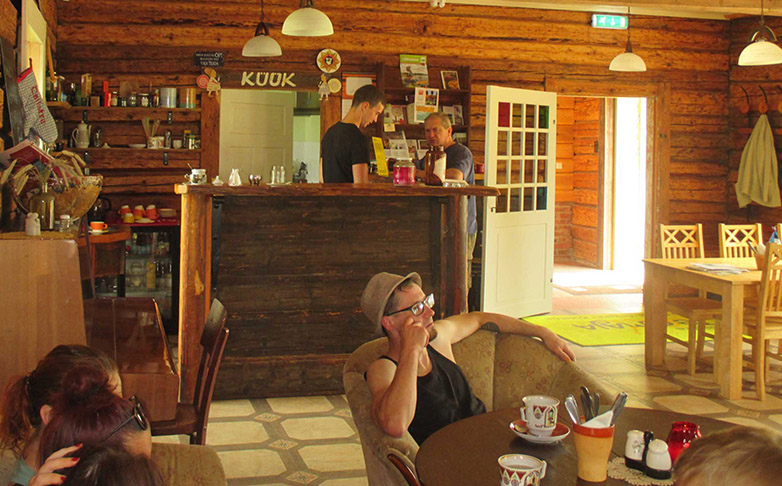 Tsiistre tsäimaja om suvõl pikembält valla ja egä päiv käü säält läbi puulsada inemist. 