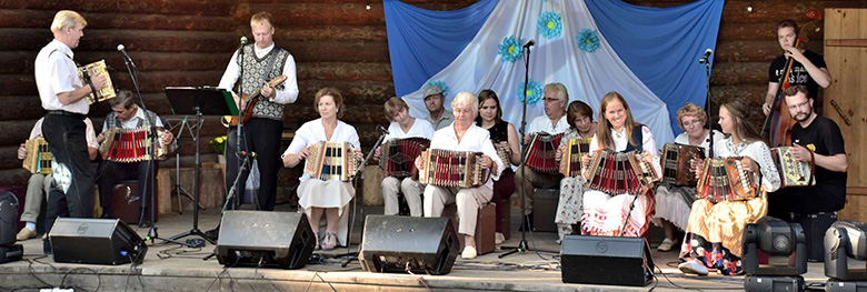 Kikka Karla nimelidsel lõõdsapääväl tõmbsi lõõtsa nii noorõ ku vanõmba pillimängjä.