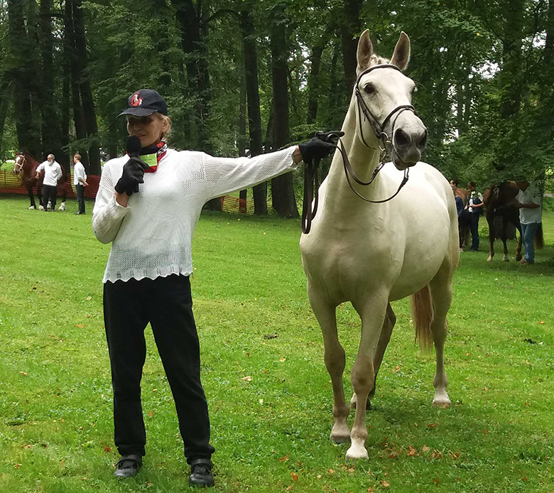 Adra Ester Ülenurmõl näütüsel «Tõuloom 2016» uma Tori märä Vagimeeliga.