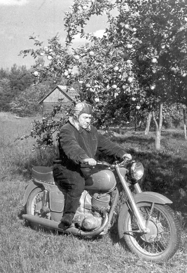 Ivaski Albert uma hää seldsilisega uibuaian.