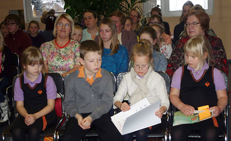 Latsõ võro keelen lugõmisõ võistlusõl. Ederian külälise Tartomaalt Peedu koolist, kedä juhendas Sarapuu Helju