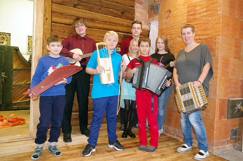 Laube Kadri nakkas Mõnistõ koolin oppama kümmet pilli, mõnõ noist omma pildi pääl nätä