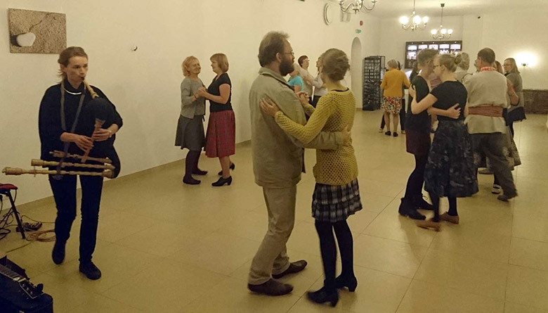 Mooste tandsumaja edimädsel tandsuõdagul pand’ toropillihelü jalga keerutama