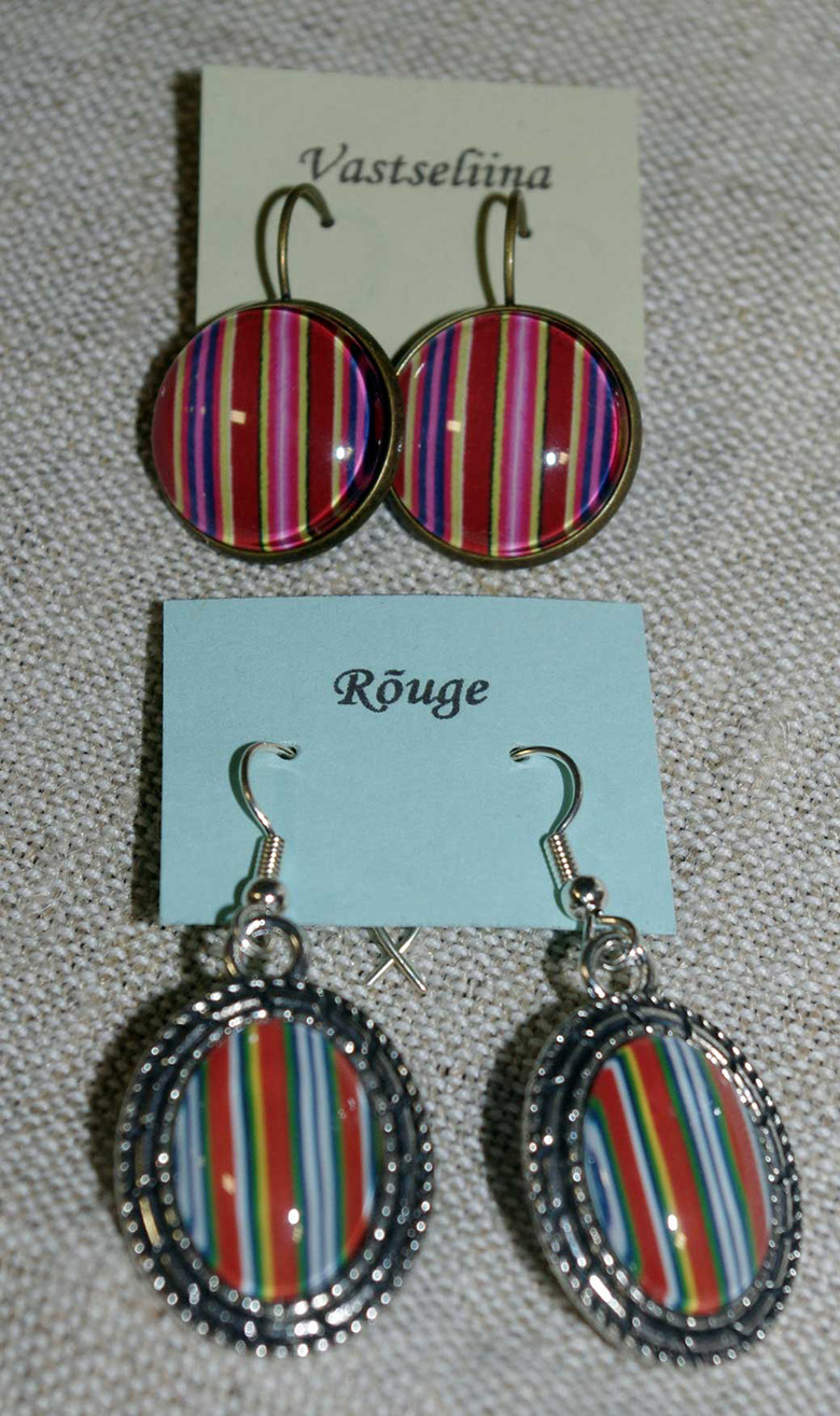 Vahtsõnõ kodokandiperäne kingitüs – uma kihlkunna prundsitriibolidse kõrvarõnga