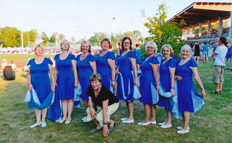 Tuviku Anu (keskpaigah) võimlõmisrühm keväjä Tarto võimlõmisõpidol