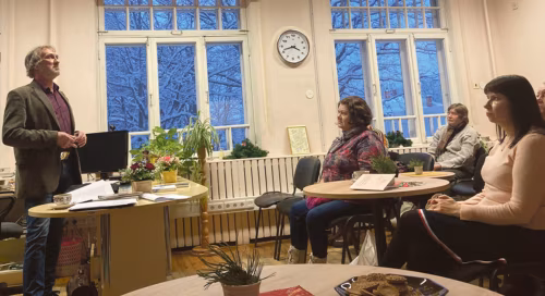 Kir&auml;nd&uuml;se s&otilde;bra r&auml;ndsi &uuml;ten Kronbergi Janikaga raamaduilman