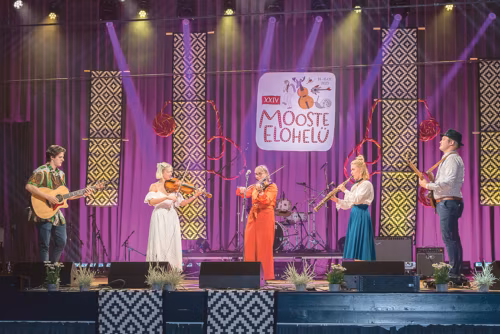 Moosten lauldas timahava ilma ilosambas