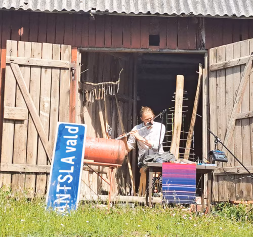 Antsla vallamaja takan kuurin tetti esier&auml;liidsi pillega muusikat