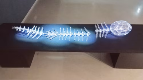 Klaasikunstnigu k&otilde;n&otilde;l&otilde;s&otilde; n&auml;&uuml;t&uuml;se per&auml;m&auml;dsel p&auml;&auml;v&auml;l ummist teossist ja klaasikunsti v&otilde;lust